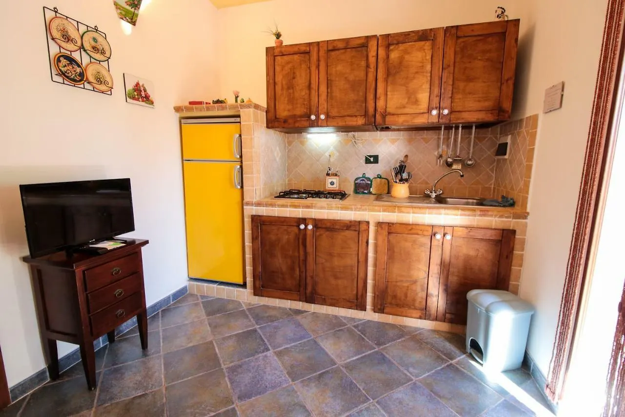 Aparthotel Dammusi del Sole LMP 0*,  Italia